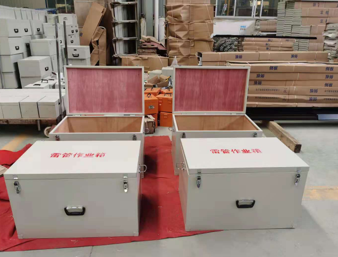 乾安放炮线和雷管炸药在矿山作业时如何存放？